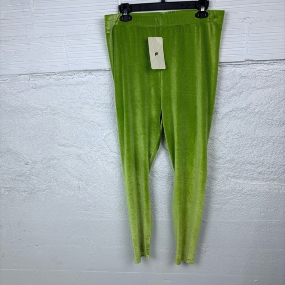 NWT Fabletics Emma velour high waisted kiwi green short leggings size 1X